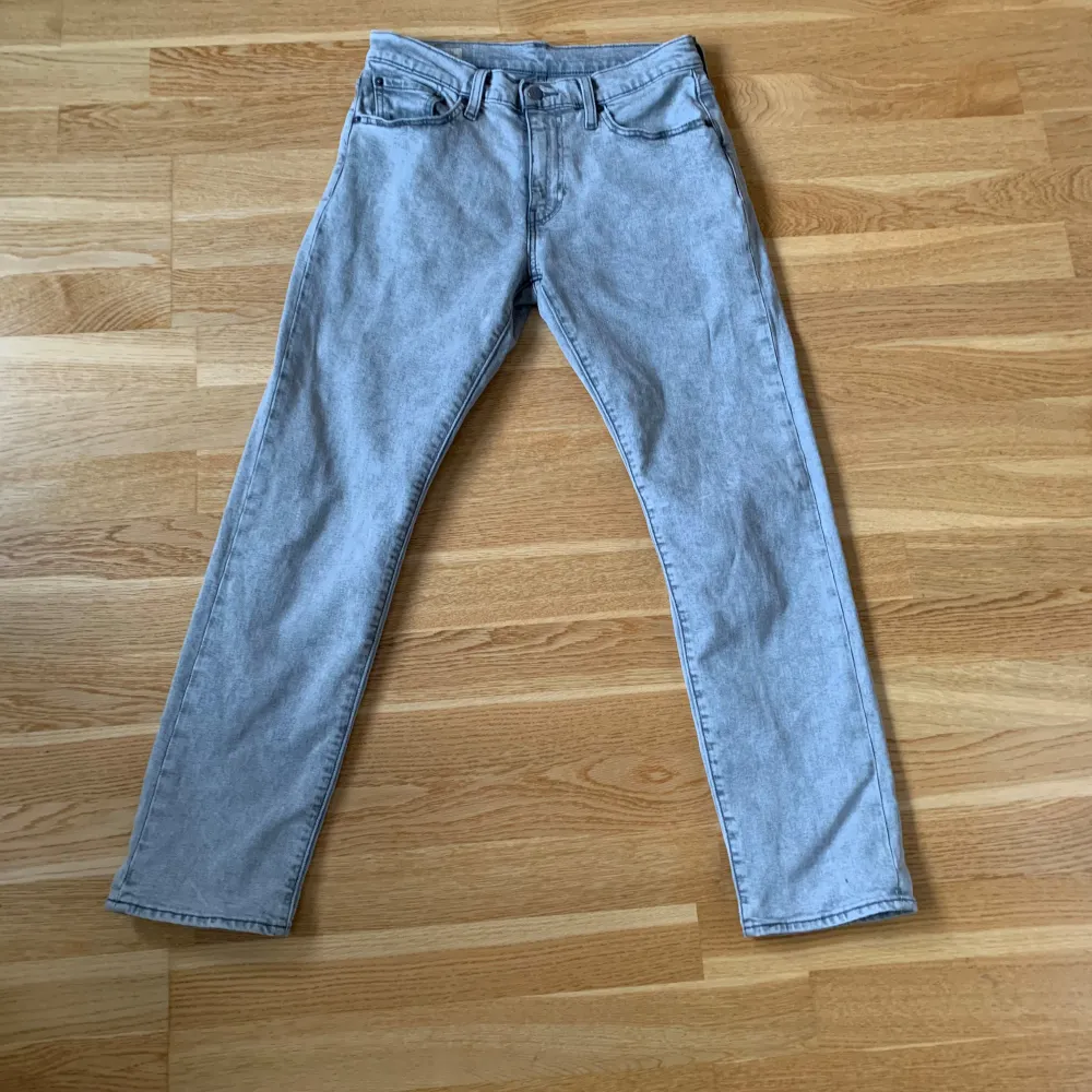 Säljer ljus gråa Levis 502 tapered fit som säljs för 1000kr. Säljer dom för att jag köpte nya jeans, dom är använda 5 gånger pga att jag fick nya jeans direkt efter. Inga problem med jeansen och ingen skada.. Jeans & Byxor.