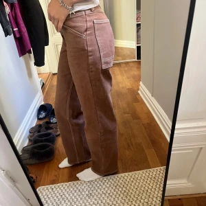 Jeans med vit söm från brandy Melville - Dom är i jättebra skick och kvaliten är bra. Har använt ett fåtal gånger men nu är dom försmå 💕Dom är baggy fit och har stora bra fickor. Jag är 1.75 lång💞