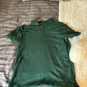 Polo Ralph Lauren Tshirt  - Säljer den då den knappt är använd och för liten. Priset är inte hugget i sten.