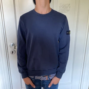 Stone island tröja - En skön Stone island tröja som passar nu till hösten. Inga defekter och 10/10 skick. Säljer den för den börjar bli för liten 