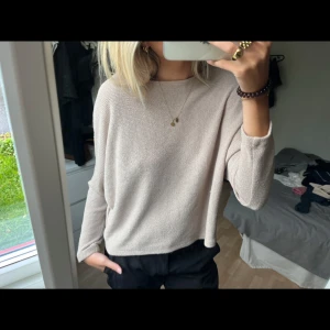 Stickad tröja  - Stickad tröja med ”ving ärm” 💓