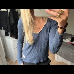 Odd molly tröja - Säljer denna oddmolly tröjan eftersom den inte längre kommer till användning 💓(fläcken på tröjan är från vatten eftersom så den är inte där nu för den har torkat) 🥰