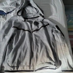 Nike tech - Säljer denna tröja för att jag har växt ur den