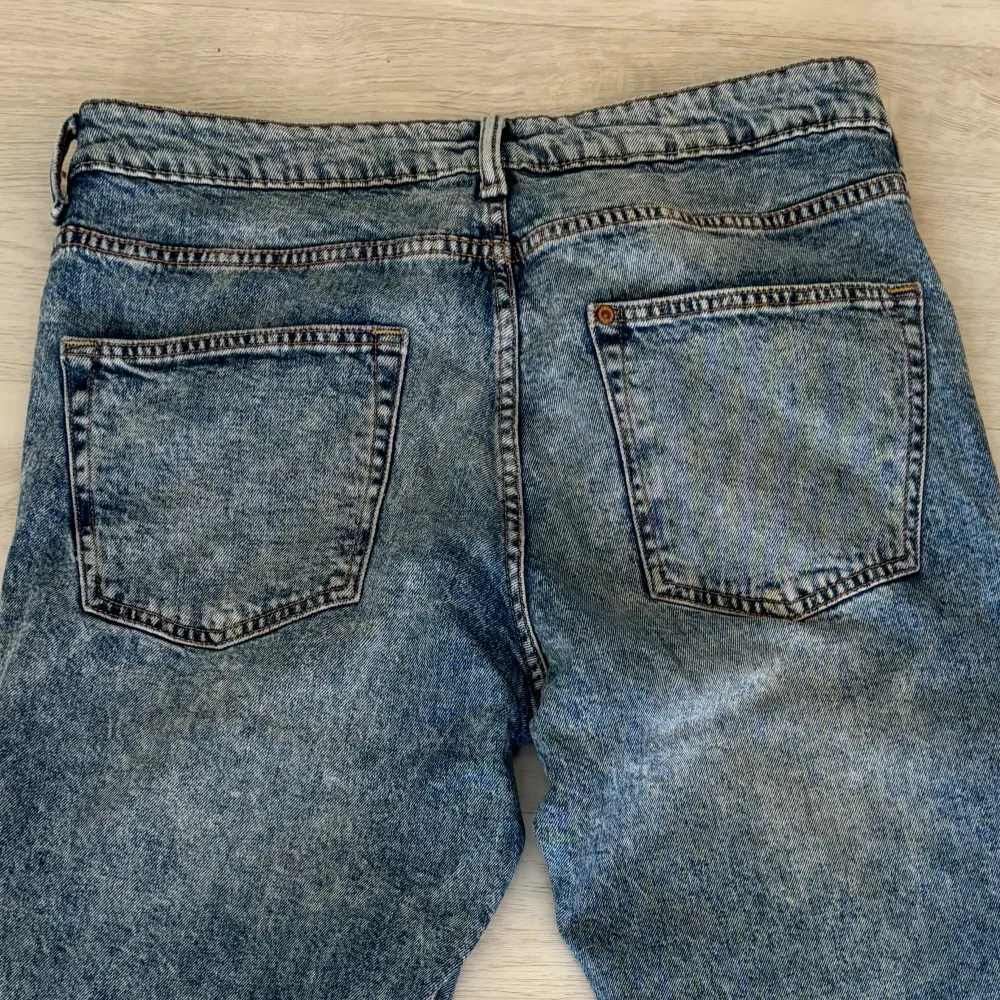 Jeans i färgen blå. Något använda men i gott skick. Farkut & Housut.