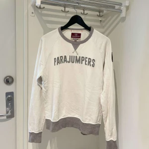 Parajumpers tröja stl S - En Parajumpers tröja i size Y - L, den passar S och är köpt i just den storleken för att passa i S. Tröjan är i nyskick (använd 3 gånger) 