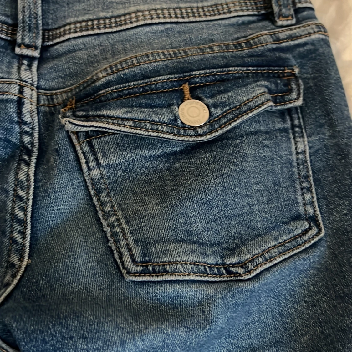 Blå jeans från Gina Tricot - 93