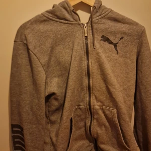 Puma Hoodie - 9/10 skick, har endast använt den några gånger. Skriv om du har frågor