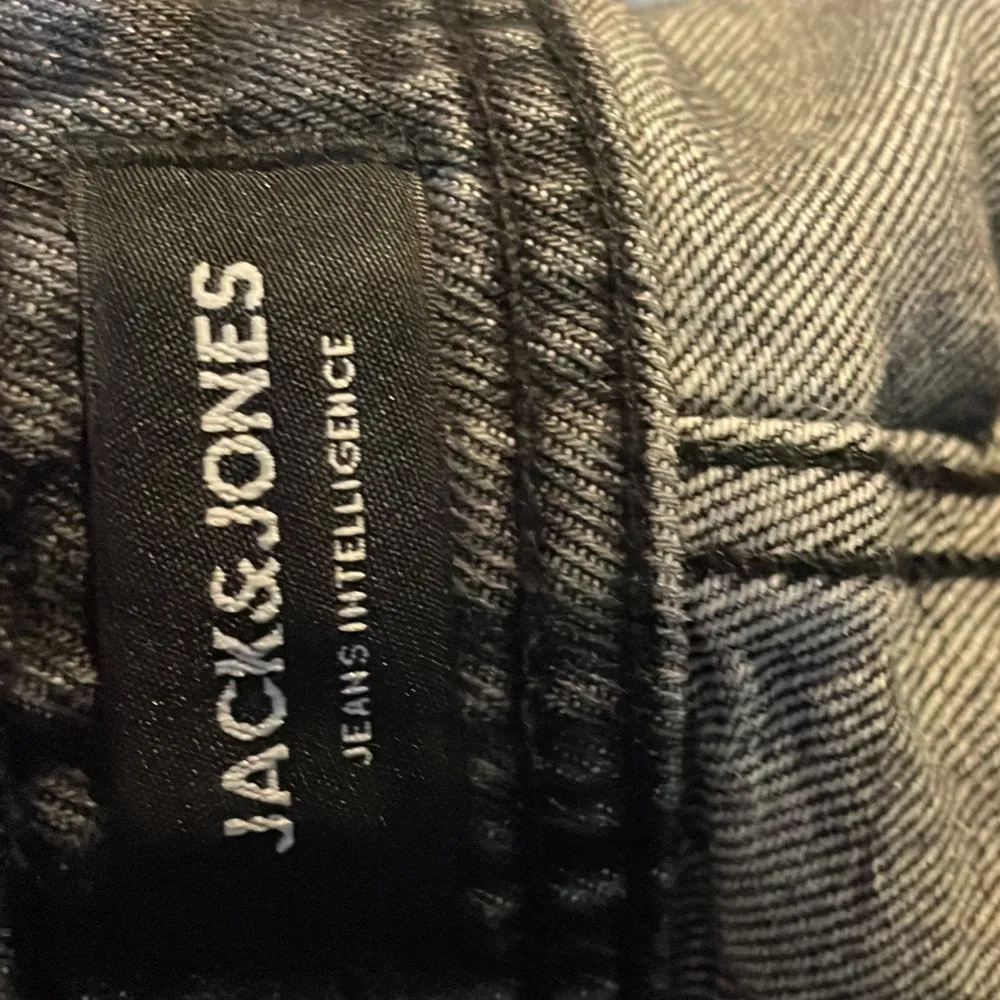 jeans i perfekt skick  Mörkgråa  Storlek 29/32. Jeans & Byxor.