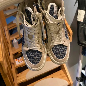 Zadig Skor - Säljer dessa skit snygga och coola Zadigskor! Man får med dustbagen och de är inte trasiga nån stans