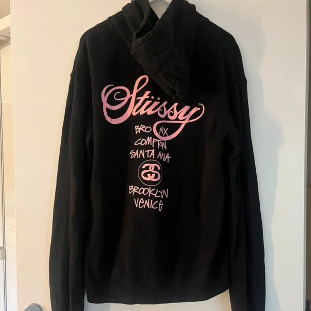 Jätte snygg stussy hoodie, använd fåtal gånger . Hoodies.