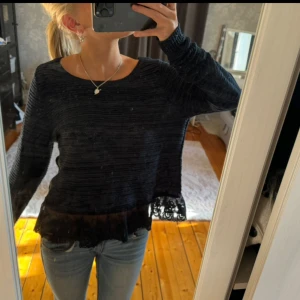 Tröja - Såååå gullig tröja från hollister med spets volang nertill!!! Perfekt till hösten🥺🥺💕💕 tryck köp nu! Storlek L men passar mer en S/M