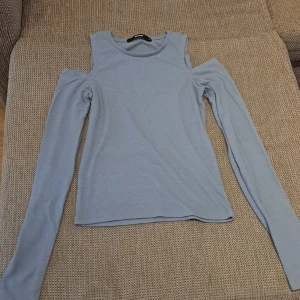 Ljusblå ribbad tröja med öppna axlar - Säljer en superfin ljusblå tröja med öppna axlar. Den är ribbad och har långa ärmar, perfekt för både vår och höst. Tröjan är i bra skick och passar perfekt till både jeans och kjol. Skicka ett meddelande om du är intresserad! 💙