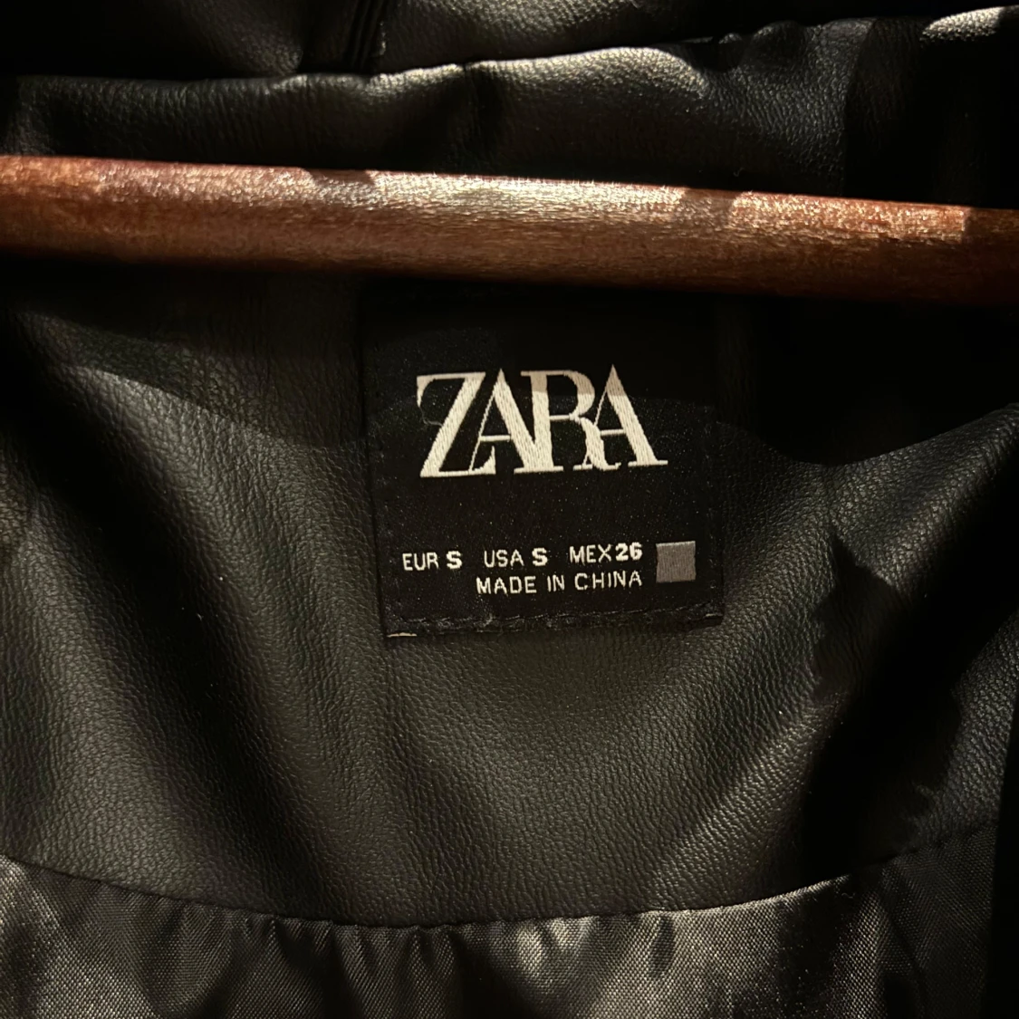 Svart dunväst från Zara (kan gå ner i pris vid snabbaffär) - 90