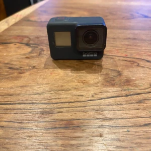 Go pro Hero 7 Black - Har haft den ett tag men den funkar lika bra som en ny. Allt på bild kommer med kameran plus en slad till kameran. Den har ett 128 GB minneskort. Kom privat för frågor och annat. Postar så fort jag kan 😊 pris kan diskuteras vid snabb affär 💨