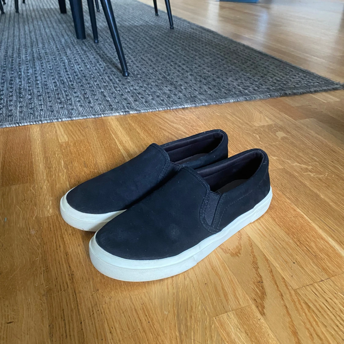 Svarta ballerinaskor/sneakers  - 90