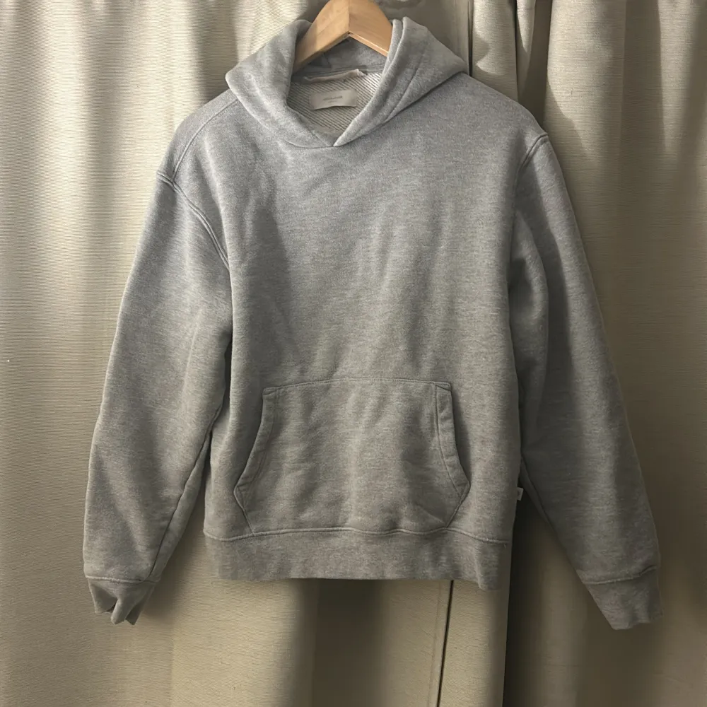 En grå hoodie ifrån märket Jack and Jones premium. Knappt använd. Skick 9/10. . Hoodies.