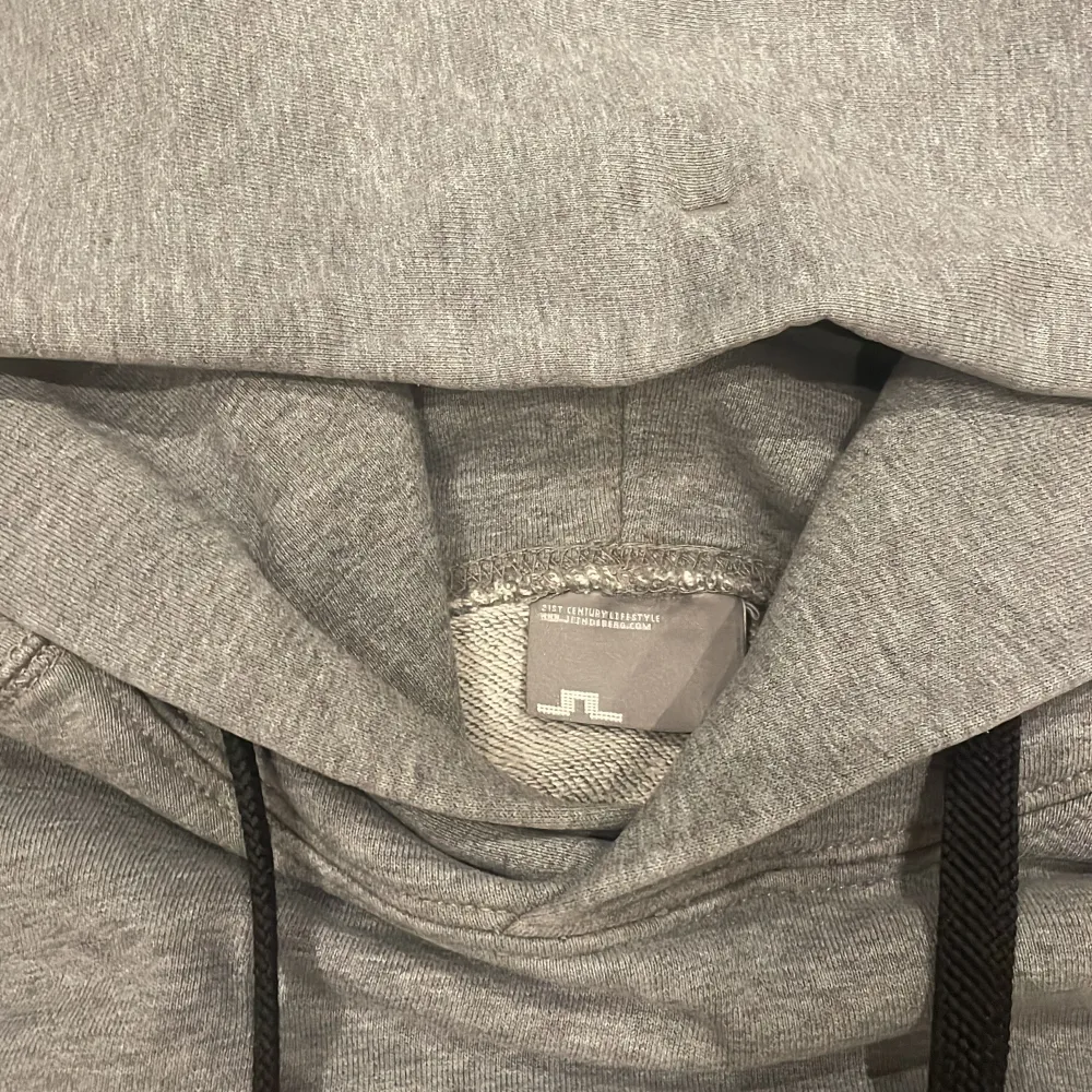 Denna J.lindberg hoodie är ungefär helt ny skick är 8/10 pytte lite slitet i ärmslutet✌️ Det står i tröjan att det är storlek S men den sitter som en xs!✌️bara att skicka till mig om det är någon fråga om den!🫡. Hoodies.