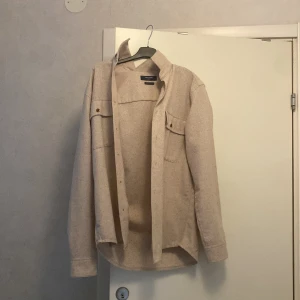 Overjacket - Säljer min overjacket från jack&jones. Knappt använd och i väldigt bra skick. 