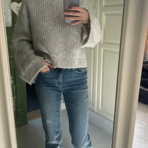 Stickad tröja från Gina Tricot  - Ljusgråmelerad stickad tröja i storlek XS! Mjuk och fluffig, perfekt inför hösten🍁 Den är köpt förra året från Gina Tricot men väldigt sparsamt använd så den är fortfarande i fint skick! 