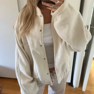 Teddy jacka - uppskattad storlek L🤍