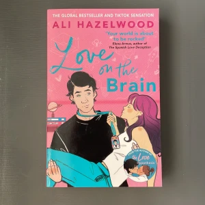 Love On The Brain - Boken Love On The Brain på engelska, lite slitningar på bokryggen men är annars i gott skick. Köpare betalar frakt, skriv gärna vid frågor🩷