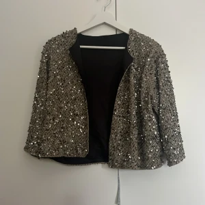 Bolero - Såååå snygg glittrig bolero/kofta 😍😍