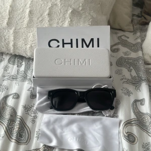 CHIMI solglasögon  - Jättefina chimi glasögon i modellen 07 black. Använda enbart denna sommaren. Väldigt bra skick och har tagits hand om väl