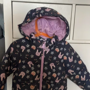 Fodrad Jacka strl 98 - Fint skick Avtagbar huva Storlek 98