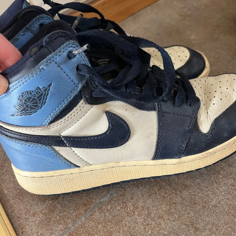 Köpte dessa skor från en annan plickanvändare för något år sedan och är endast använda en gång av mig🥰 har två par jordans så behöver göra mig av med ett av dem, då dessa inte får den kärlek dem förtjänar🫶 älskar färgen och passar många outfits. Skor.