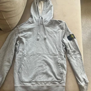 Stone Island Hoodie  - Stone Island hoodie i mycket bra skick. Använd fåtal gånger. Ligger bara i garderoben senaste tiden. Storlek S. Kvitto finns ej då jag fick dem i present för två år sen tillsammans med den militär gröna.   Nypris: ca 3600 kr
