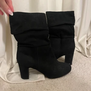 mini boots  - Ett par fina svarta klack boots, i storlek 39 💕💕 Perfekt till hösten