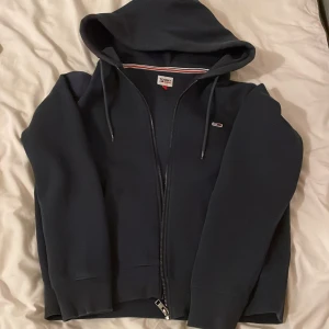 Tommy hilfinger - Riktig snygg huvtröja av märket Tommy hilfinger. Storlek: xs  Pris kan diskuteras vid snabb affär!