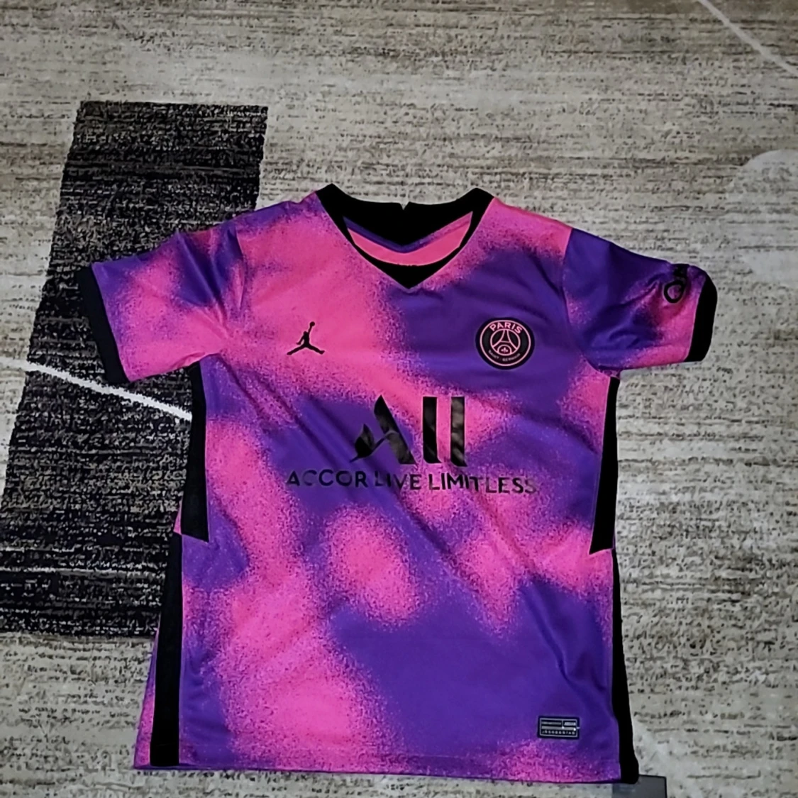 PSG tröja med etikett samt påse