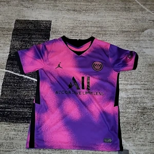 PSG tröja med etikett samt påse - PSG tröja helt oanvänd, kommer med etikett på samt påse