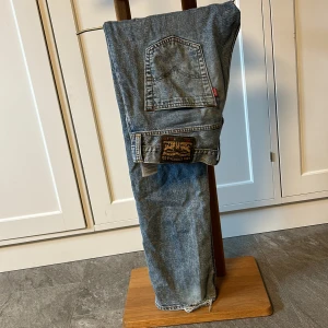 Levi's 501 jeans - Säljer ett par klassiska Levi's 501 jeans i blå denim. De har en rak passform och bra skick. 