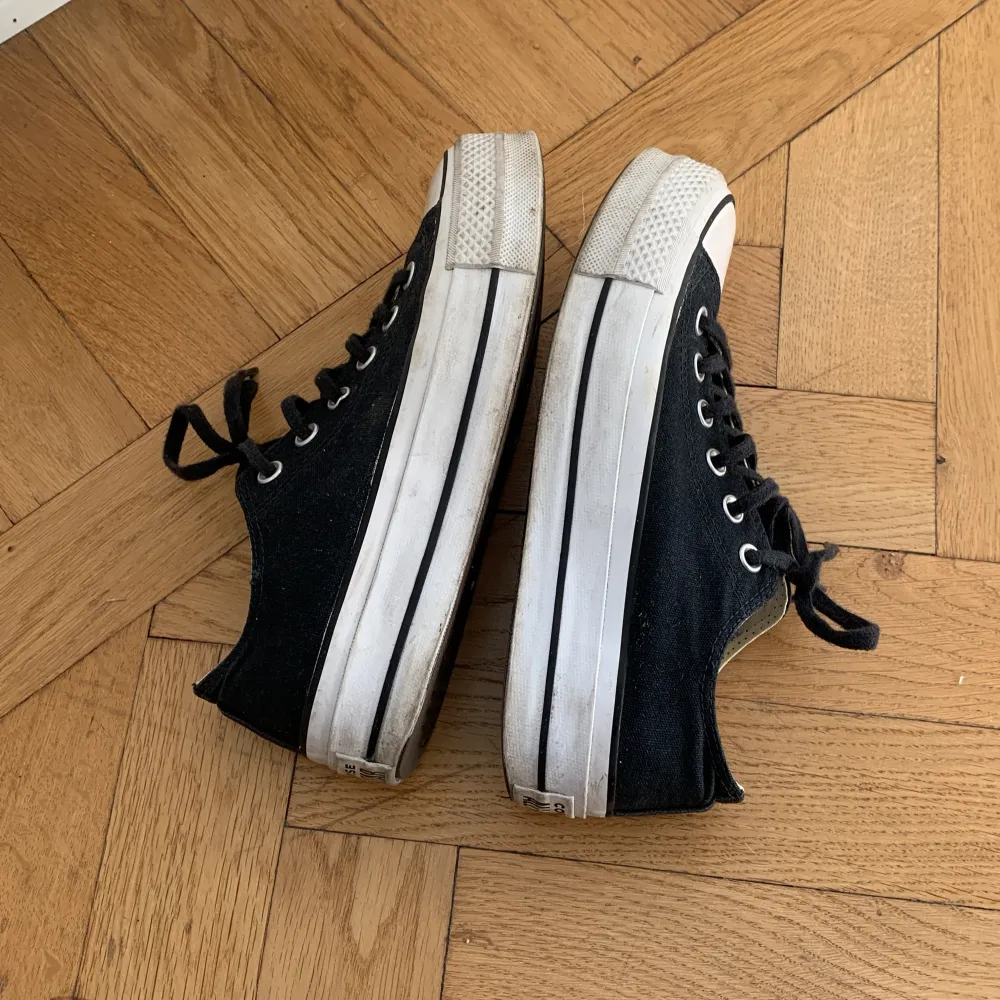 Väldigt sparsamt använda converse! Hela, endast några småfläckar på sulorna som säkert går bort lätt.   Har passat mig som vanligtvis bär strl 38,5.   Kan mötas i Sthlm.. Skor.