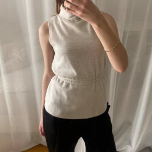 Beige tröja - Super söt tröja med snörning till ryggen i storlek S🩵