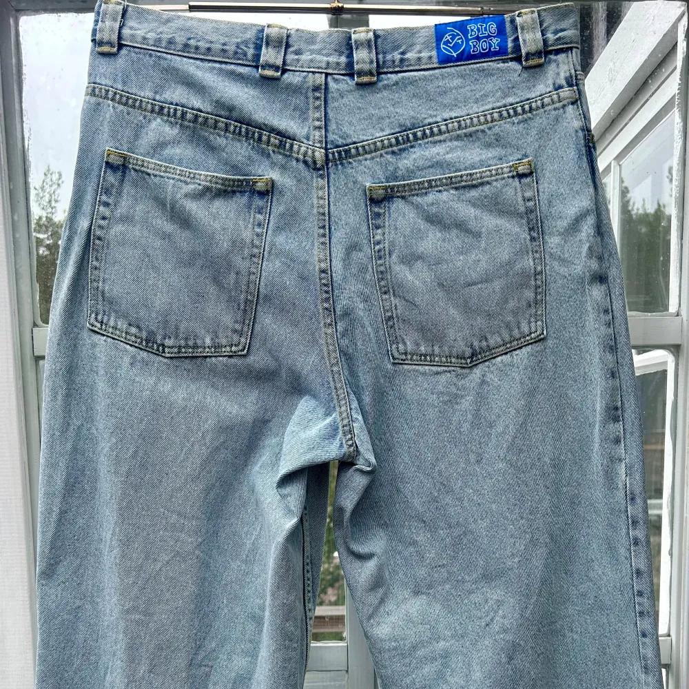 Ljusblå Polar Big Boy Jeans i storlek L. Väldigt bra skick.  Gamla loggan i fickan. . Jeans & Byxor.