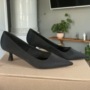 Klackar/pumps med taxklack  - Från ASOS  Spetsig tå Köpa i somras - aldrig använda då dom inte riktigt passade mig  Storlek 37 men passar 38 där nån stans också. Dom glappade nämligen lite på mig och då gick jag endå ner en storlek.