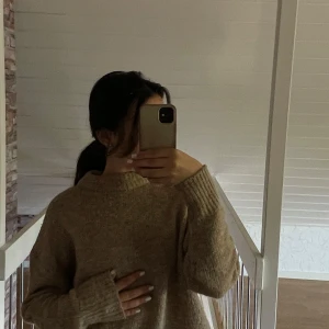 Beige stickad tröja - Väldigt fin stickad tröja i storlek S från lager 157! Aldrig använd💗