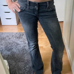 Free soul jeans ! - Säljer dessa ass snygga svarta free soul jeansen! Jag köpte de på vinted men de passade inte mig så jag har aldrig andvänt de!  Midjemåttet är 37 rakt över! De är utsydda i benen men de matchar tyget så inget som syns 