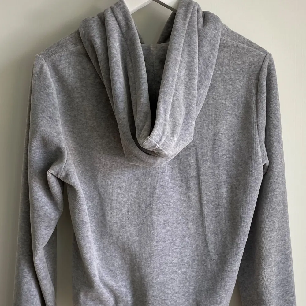 En jättefin velour hoodie med dragkedja från Juicy Couture. Ordinariepriset ligger på 1299 kr och är i nyskick. . Hoodies.