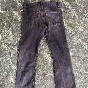 Levis 511 - Söljer dessa levis 511 i svart förg med wash. Fraktar idag. Bra skick. Slimfit.