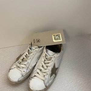 Golden goose superstar  - Tjena säljer ett par riktigt feta golden goose superstar skor.  Äktahetskort medföljer. Hör av er vid funderingar priset är inte hugget i sten 😊