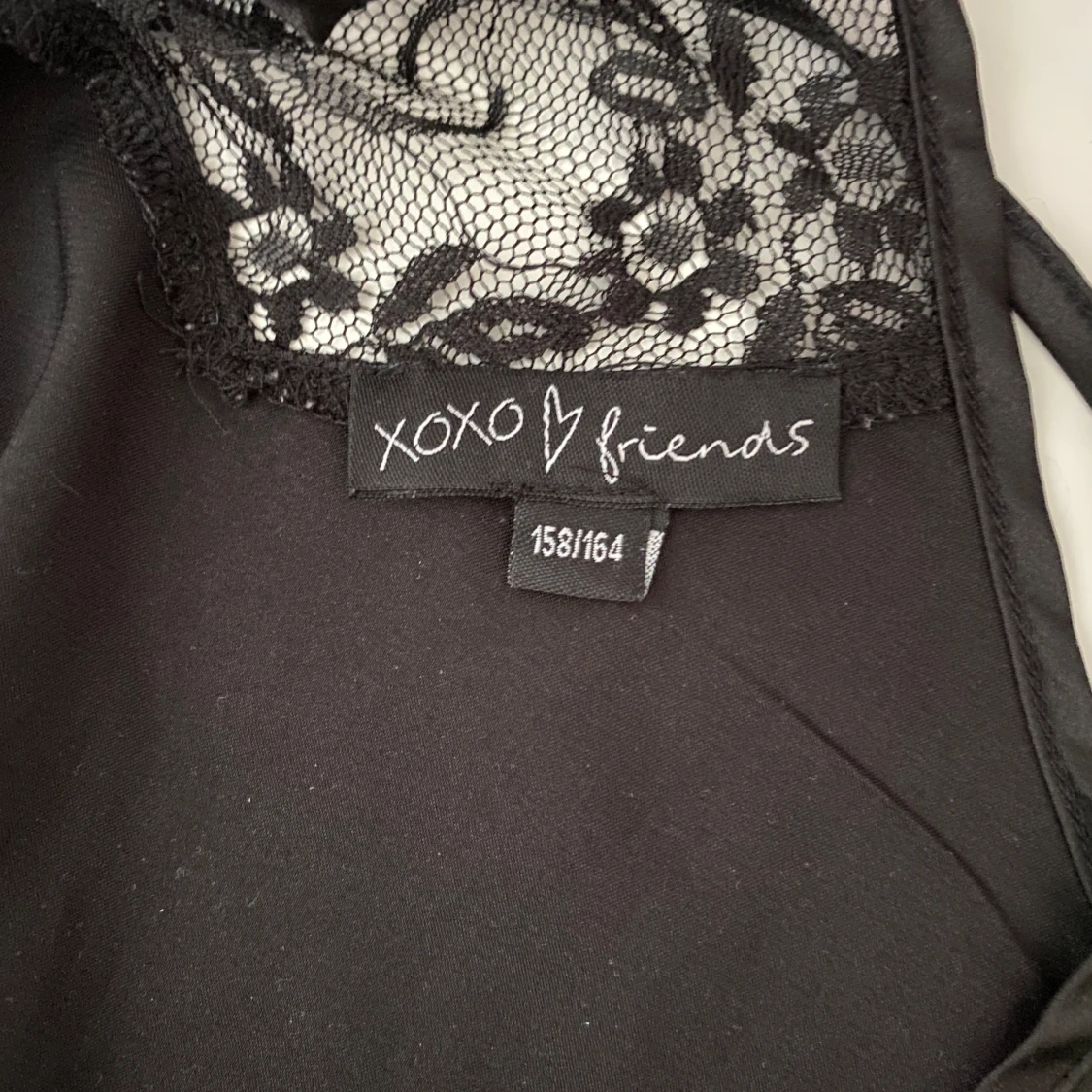 Svart linne från XOXO Friends - 91