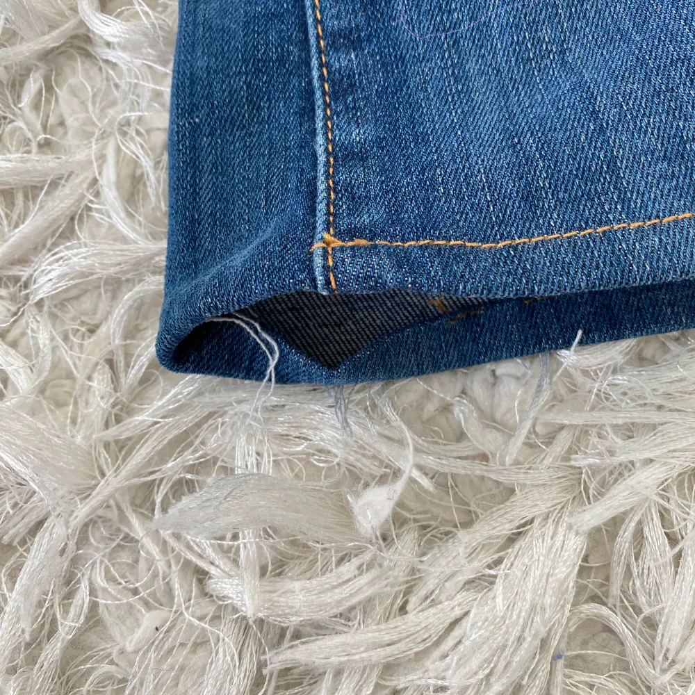 Supersnygga vintage lågmidjade bootcut jeans! Midjemått: 36cm,Innerbenslängd: 69 Sömmen har gått up lite nere på vänstra benet (bild 4) men inget man tänker på💕 Har inga fler bilder på då de tyvärr är för små😊. Jeans & Byxor.