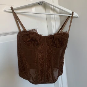 Brun korsett topp - Säljer denna bruna korsett toppen från shein då den inte används 😊 passar xs/s