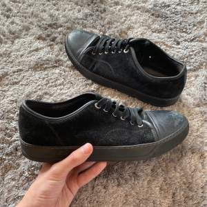 Säljer dessa eftertraktade helsvarta Lanvin sneakers i skick 7/10. Lite slitna längst fram därav priset men annars inga osynliga defekter. Endast skorna tillkommer. Hör av dig vid minsta lilla!