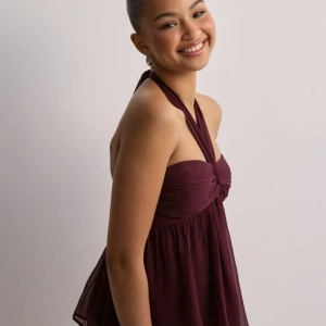 Vinröd volangtopp - Jättefin vinröd topp i chifflong, är i strl 40 men passar jättebra på mig som annars har S.