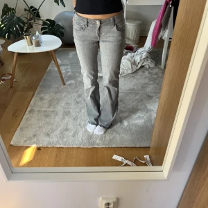 Grå lågmidjade jeans - Lågmidjade flared jeans med justebar midja. Storleken är 158, men jag har sprätt upp dem så den passar mig i längden som är 168☺️